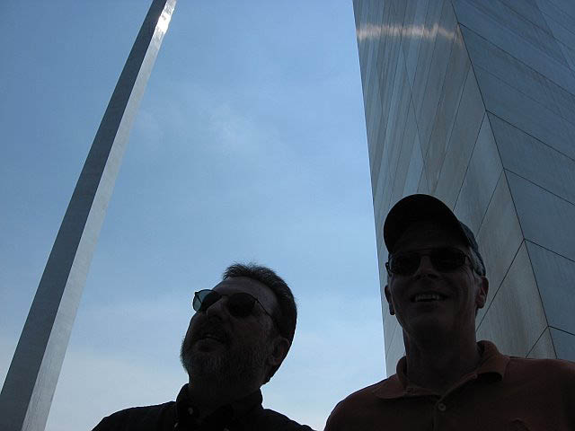 gateway arch with deeda & sully beneath